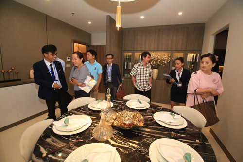 Khách hàng tham quan căn hộ mẫu Hà Đô Centrosa Garden